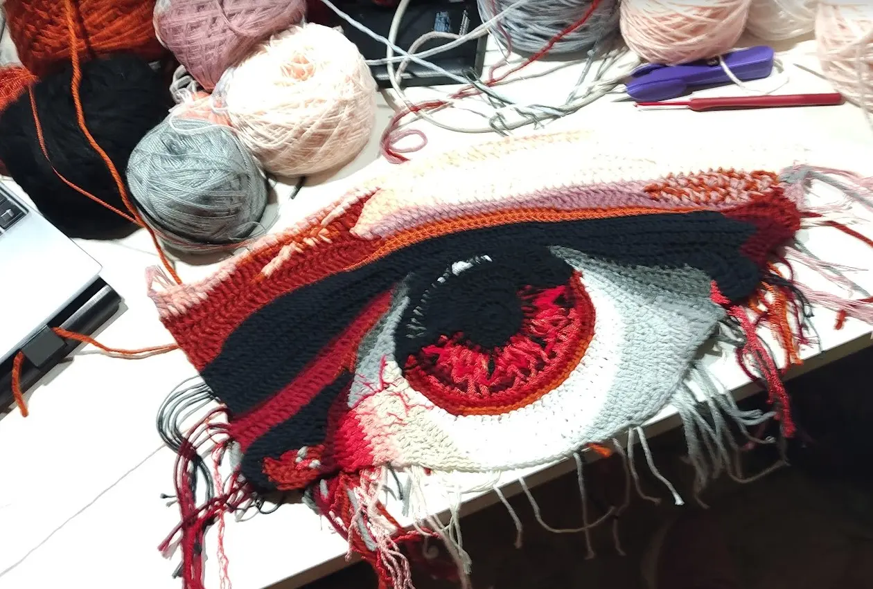 Detalle de textura y relieve en crochet pictórico - La Soberana